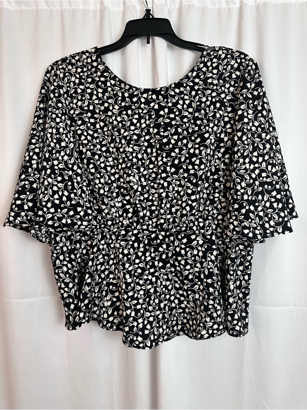 Who What Wear Black and White Floral Peplum Blouse, size medium, EUC